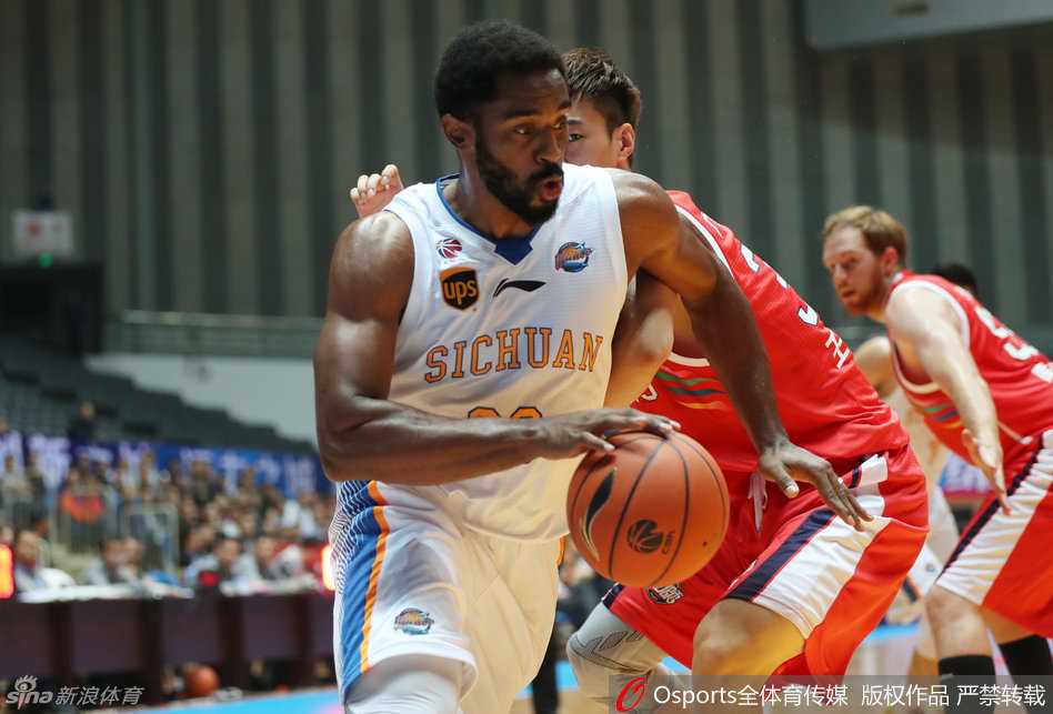 川军激战绵阳,刘炜掌舵难阻加时惜败 巴赫拉米与哈达迪在场边紧急交流,手指战术板,神情严肃地商讨如何应对场上局势