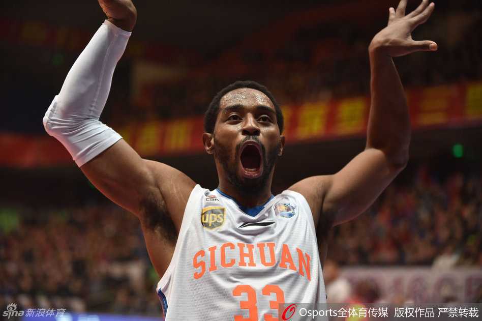川军铁骑破苍穹:CBA外援三巨头热血征战纪 哈达迪张开双臂尽情怒吼庆祝胜利,身后的球迷掀起人浪,这一刻巨人是赛场上唯一的焦点。