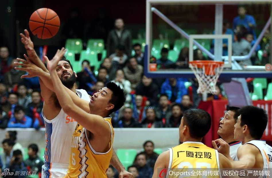 川军铁骑破苍穹:CBA外援三巨头热血征战纪 哈里斯持球强行突破,身体在空中完全舒展,面对补防的球员上演拉杆上篮,滞空能力令人叹为观止。