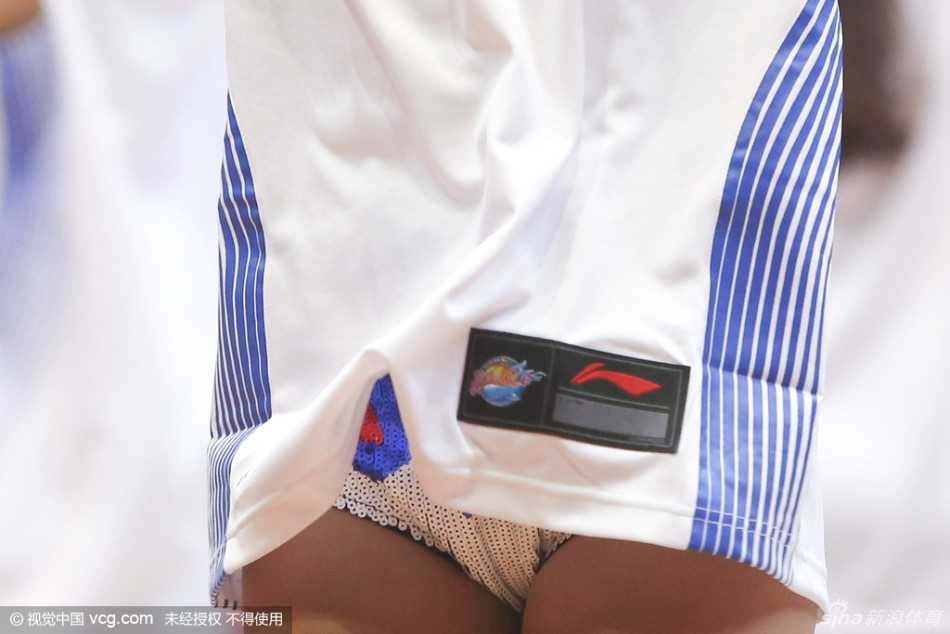 川军铁骑破苍穹:CBA外援三巨头热血征战纪 邓特蒙与对方防守球员双双向篮球飞扑而去,在地板上展开球权争夺战,狰狞的表情诠释了何为每球必争。