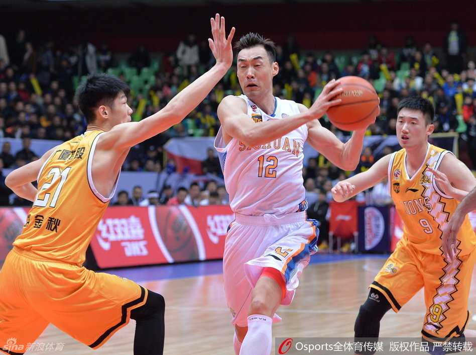 川浙对决风云录:从哈达迪的禁区霸权到孟达的致命一击 孟达如一道银色闪电撕裂广厦防线,他犀利的突进为四川队吹响了进攻的冲锋号