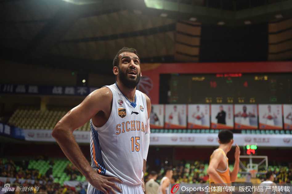 川浙对决风云录:从哈达迪的禁区霸权到孟达的致命一击 哈达迪高位持球冷静扫视全场,他如同球场上的将军,洞察着浙江广厦的每一次防守漏洞