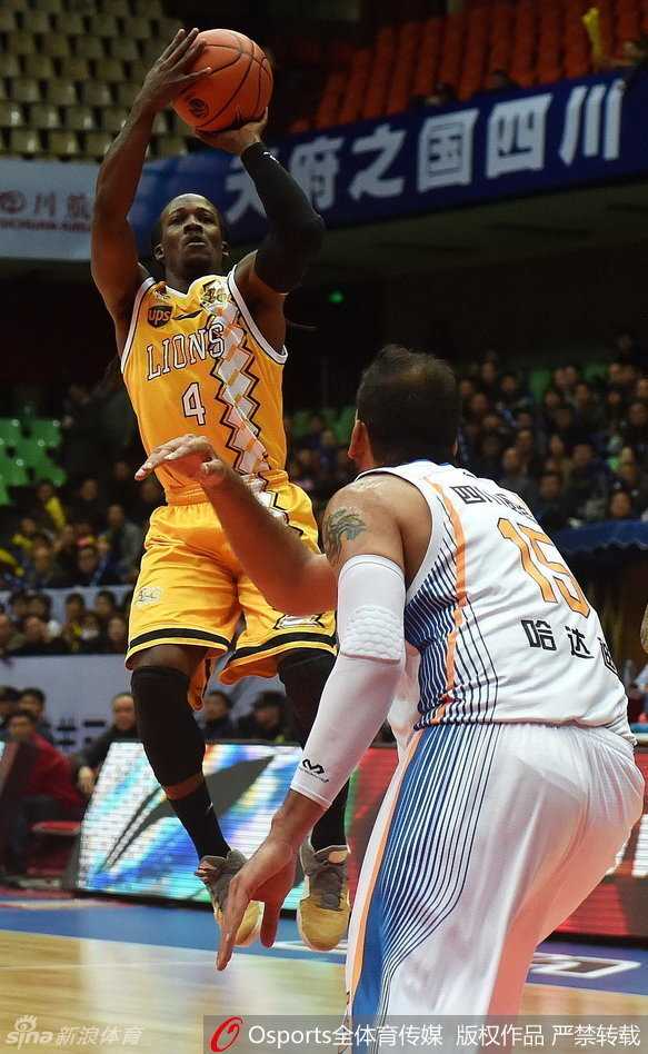 川浙对决风云录:从哈达迪的禁区霸权到孟达的致命一击 四川外援福特森在严密防守下奋力突破,面对旧主他毫不手软,用速度试图撕裂老东家的防线