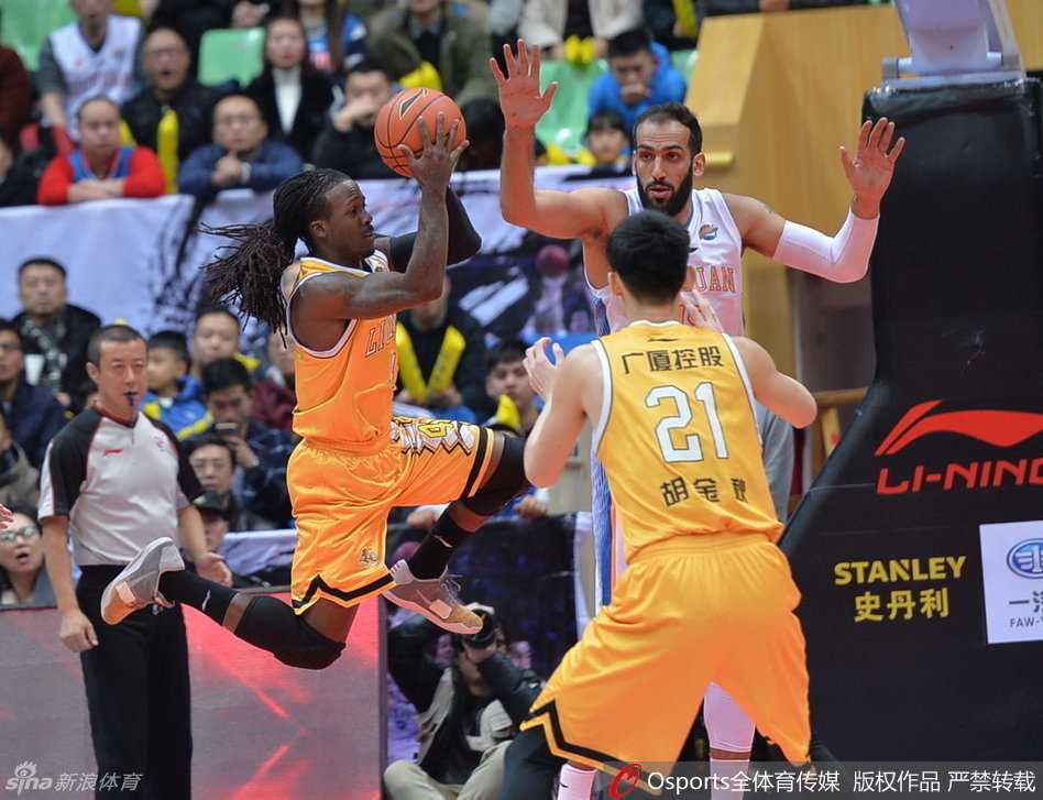 川浙对决风云录:从哈达迪的禁区霸权到孟达的致命一击 哈达迪在三人合围中依然无所畏惧,他用强壮的身躯扛开空间,眼神中满是对胜利的渴望