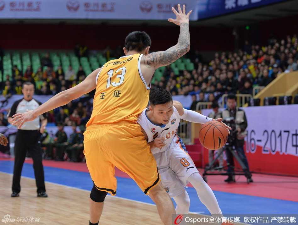 川浙对决风云录:从哈达迪的禁区霸权到孟达的致命一击 老将刘炜持球强行突破,他的身姿矫健如昔,用经验撕开广厦队的钢铁防线