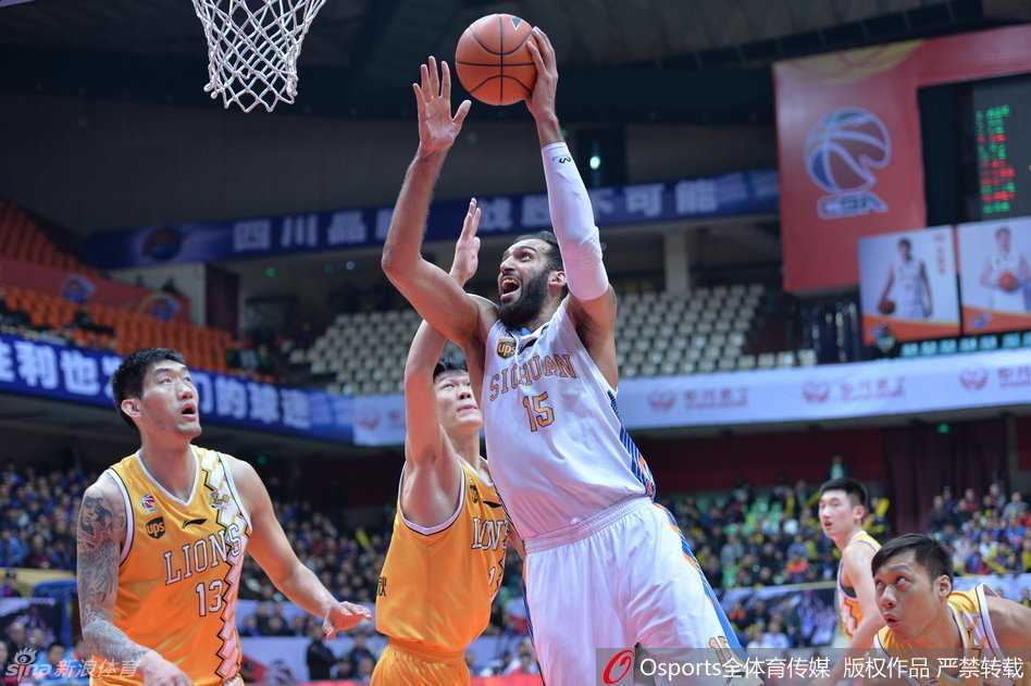 川浙对决风云录:从哈达迪的禁区霸权到孟达的致命一击 面对广厦多名防守球员的围堵,哈达迪如泰山压顶般强行背打,展现出绝对的禁区威慑力
