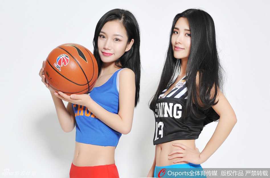 篮球姐妹花甜美亮相总决赛前瞻，姐姐身穿四川队黄色球衣，妹妹身着辽宁队白色战袍，两人相视而笑，飘逸的长发在镜头前展现出迷人的女性魅力。