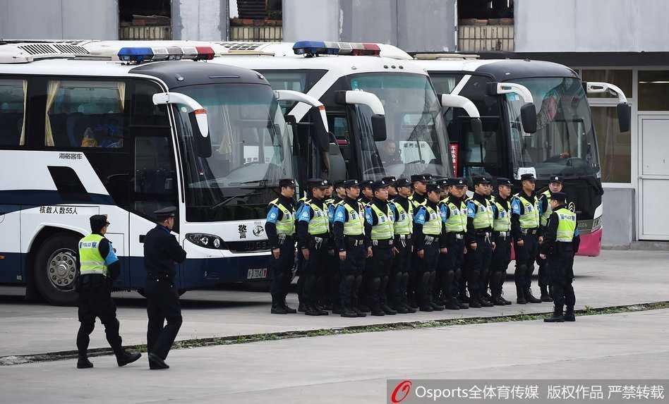 川辽大战蓉城硝烟散尽 钢铁防线筑起安全长城 赛场内的通道里,全副武装的特勤人员组成人墙,面无表情地维持着入场秩序,他们的存在让热烈的赛场多了一份肃穆的保障。