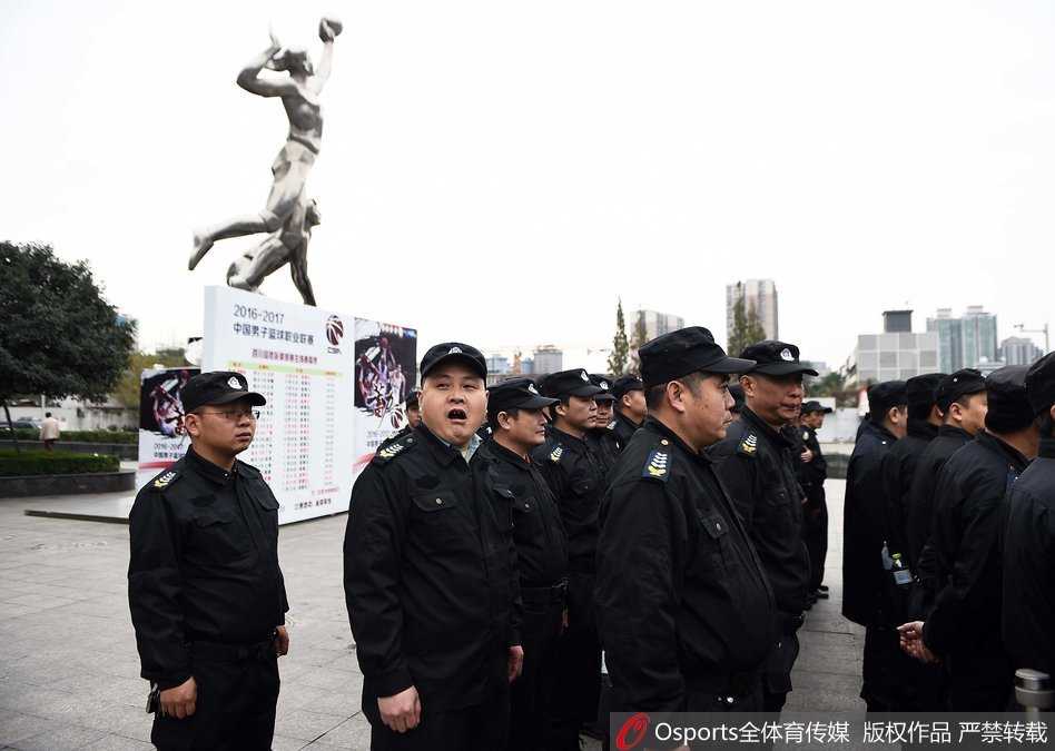 川辽大战蓉城硝烟散尽 钢铁防线筑起安全长城 喧嚣散尽,体育馆大门缓缓关闭,门前的安保人员依旧站得笔直,他们用一整夜的坚守,为这场焦点战役画上了一个圆满的句号。