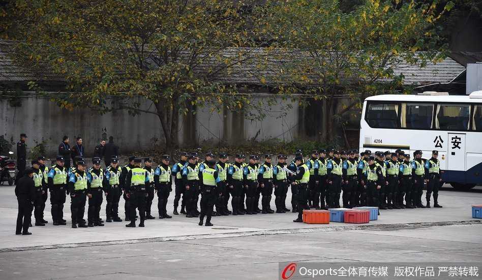 川辽大战蓉城硝烟散尽 钢铁防线筑起安全长城 夜幕低垂,执勤民警依然坚守在户外的岗位上,身后是灯火通明的体育馆,身前是川流不息的球迷人群,他们用背影守护着赛场的安宁。