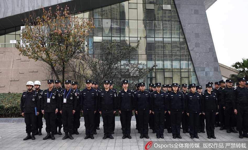 川辽大战蓉城硝烟散尽 钢铁防线筑起安全长城 天色渐暗,华灯初上,场馆外的执勤警力丝毫不敢懈怠,他们精神抖擞地站在警戒线旁,目光如炬地注视着来往的人群。