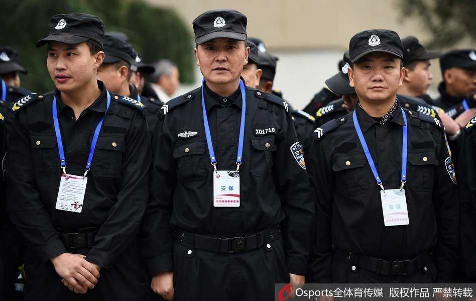 川辽大战蓉城硝烟散尽 钢铁防线筑起安全长城 比赛结束后,大批安保人员依然坚守到最后一刻,他们排成整齐的队列,目送最后一批球迷和球员车辆安全离场,确保万无一失。