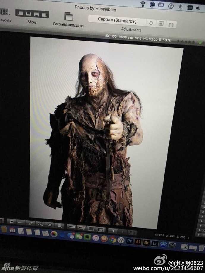 巨人孙明明的惊悚跨界:两米三六的身高,只为演活《鬼吹灯》里的“红犼” 在专业的化妆间里,孙明明紧闭双眼,任由化妆师在他脸上精雕细琢。为了塑造‘红犼’面部肌肉腐烂、骨骼突出的惊悚效果,每一次上妆都需耗费近三个小时,这不仅是对皮肤的考验,更是对耐心的极大挑战。