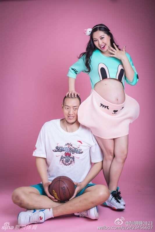 巨人家庭的甜蜜待产时光,篮球基因延续幸福定义 孙明明与徐艳在温馨的室内相视而笑,妻子的孕肚在柔光下显得格外圣洁,两人眼神交汇间传递着无声的爱意与对未来三口之家的美好憧憬。