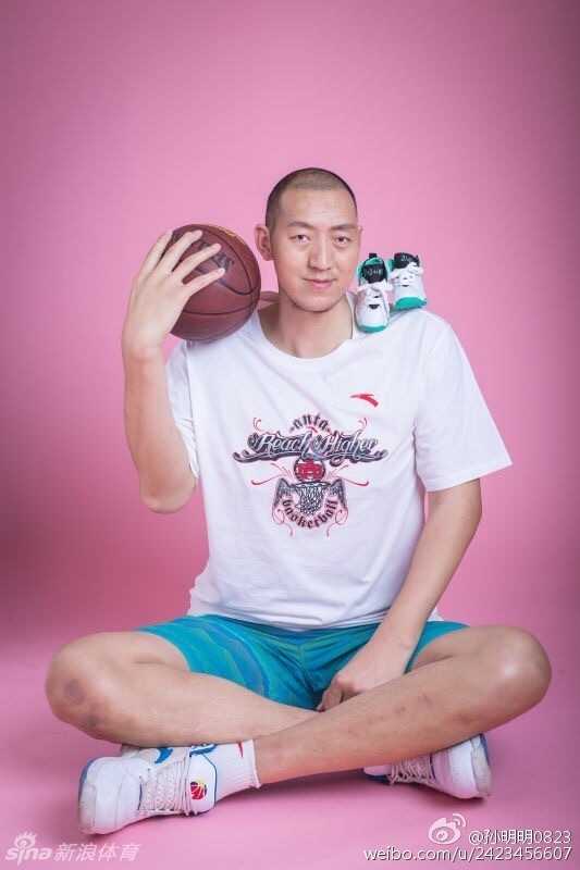 巨人家庭的甜蜜待产时光,篮球基因延续幸福定义 徐艳身穿优雅的孕妇长裙,孙明明在其身后轻抚爱妻孕肚,高大的身躯在爱人身边化作最坚实的依靠,画面定格在岁月静好的幸福瞬间。