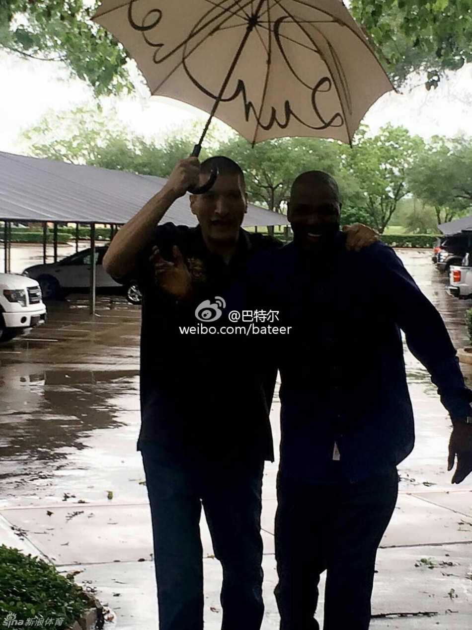 巨人新篇:姚明携女亮相赛场,退役生活多彩多姿 姚明面带微笑,用他巨大的手掌稳稳握住小小的篮球,这个动作仿佛一个缩影——他正用自己宽厚的肩膀,托起中国篮球明天的太阳。