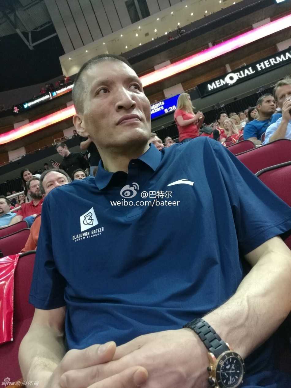 巨人新篇:姚明携女亮相赛场,退役生活多彩多姿 篮坛“男人帮”重聚首,姚明与昔日战友们笑容满面,即便退役多年,他们依然是中国篮球最坚实的脊梁与守护者。