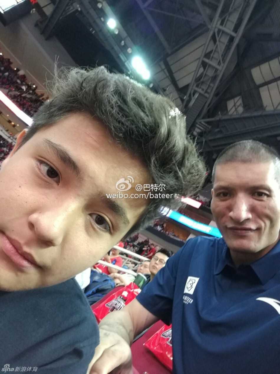 巨人新篇:姚明携女亮相赛场,退役生活多彩多姿 温情撑伞时刻,姚明与前队友王治郅在雨中共享一伞,“移动长城”间的这份惺惺相惜,写满了兄弟情谊与岁月静好。