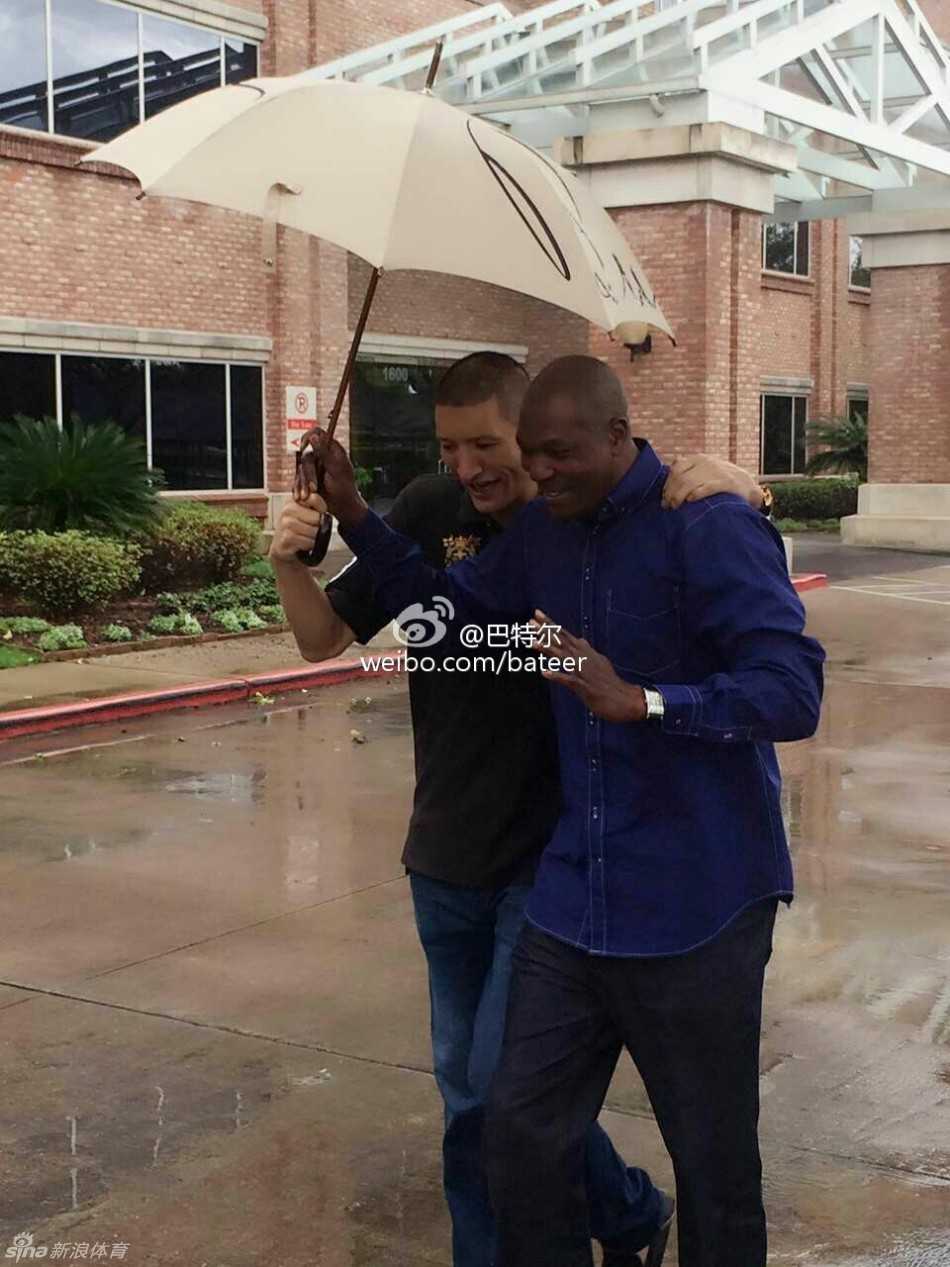 巨人新篇:姚明携女亮相赛场,退役生活多彩多姿 阳光明媚的郊外,姚明化身专属摄影师,专注地为爱子拍摄成长纪念照,举手投足间满是慈父的柔情与宠溺。