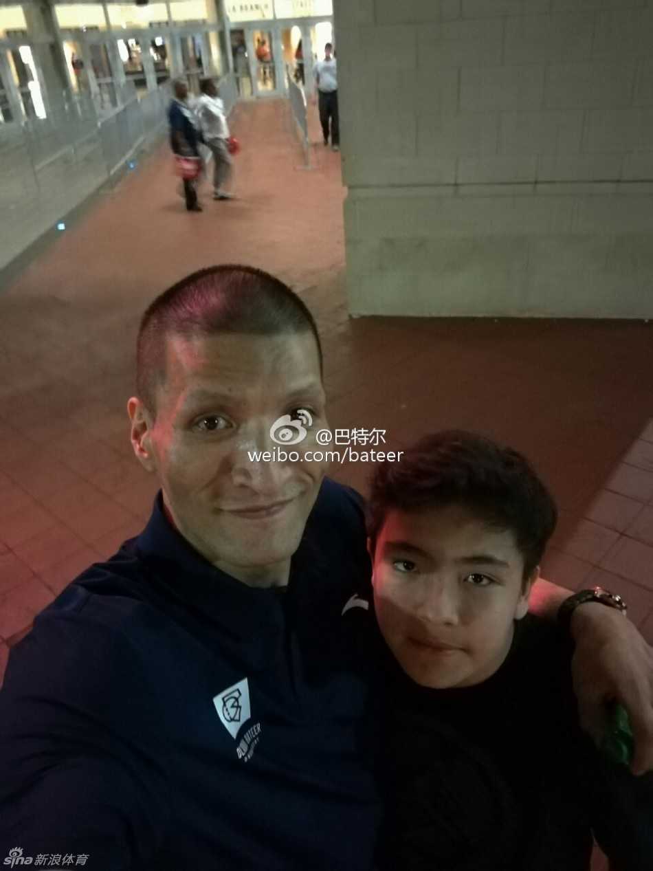 巨人新篇:姚明携女亮相赛场,退役生活多彩多姿 星光熠熠的红毯上,姚明秒变“追星族”,弯下高大的身躯与偶像明星亲切合影,这一刻,他不再是巨人,而是个开心的影迷。