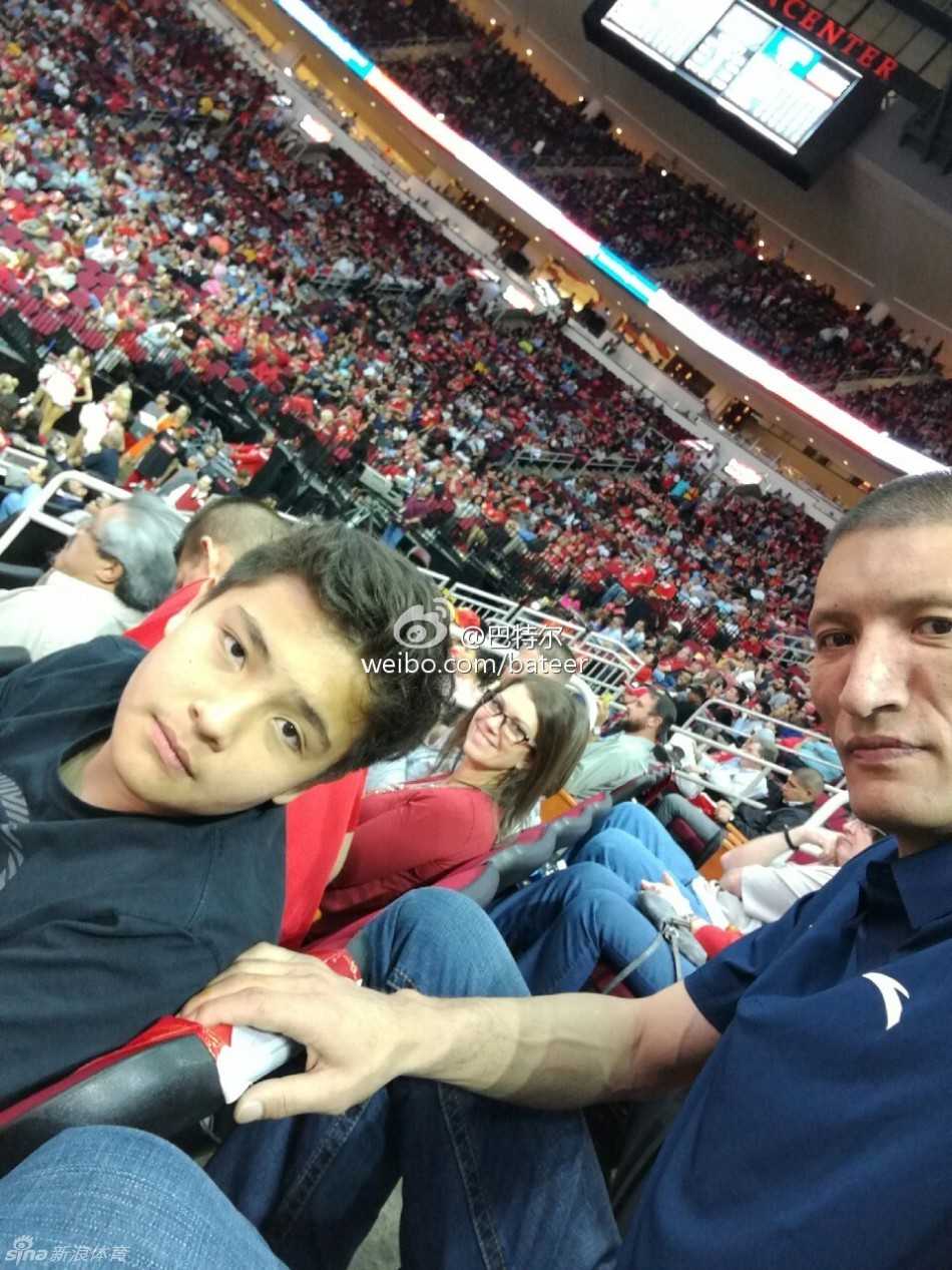 巨人新篇:姚明携女亮相赛场,退役生活多彩多姿 巨人父爱如山,姚明温柔注视身旁已显英姿的爱子,两人并肩而立的身影,仿佛勾勒出中国篮球的未来图景。