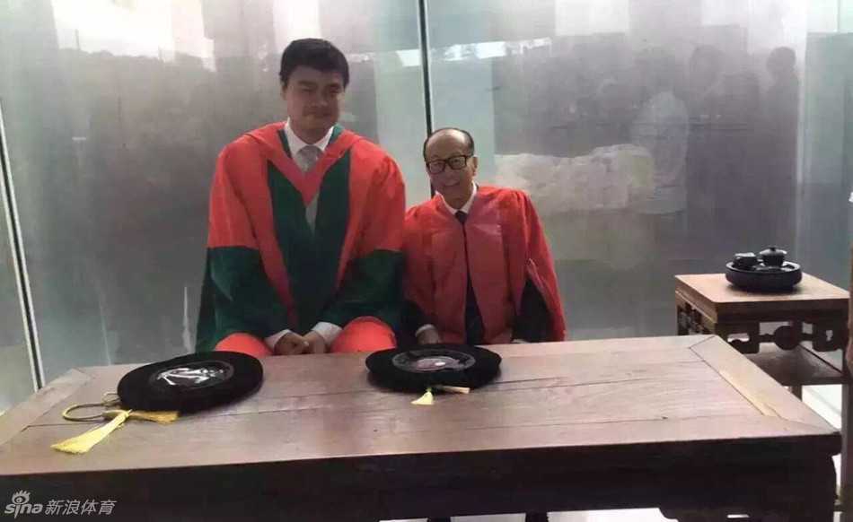 巨人牵手超人 姚明李嘉诚汕大同框送毕业祝福 典礼现场座无虚席,李嘉诚先生与姚明步入体育馆时,全场学子自发起立鼓掌,用最热烈的欢呼声迎接这两位跨时代的传奇人物,气氛瞬间被点燃。