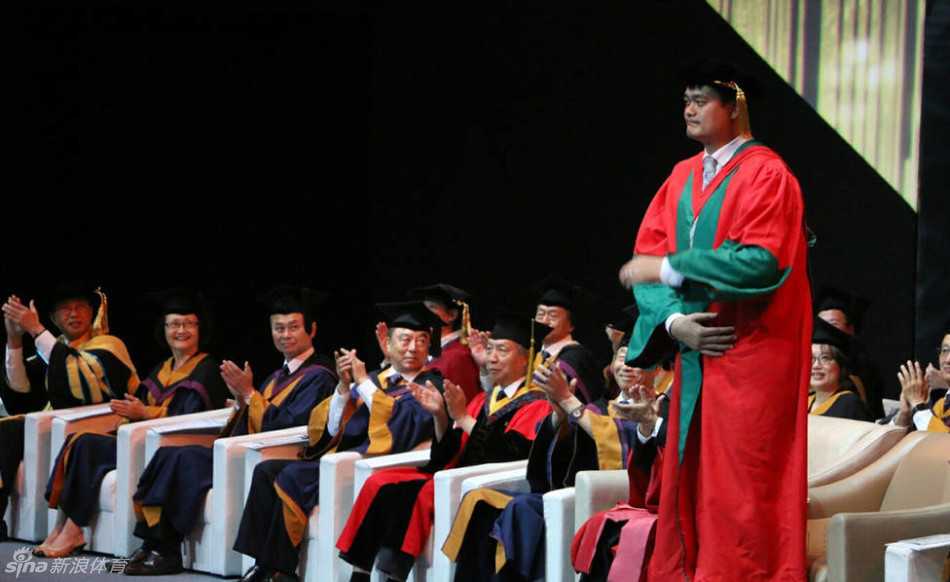 巨人牵手超人 姚明李嘉诚汕大同框送毕业祝福 在庄重的典礼现场,李嘉诚先生与姚明并肩而坐,身高相差悬殊的两人形成了极具视觉冲击力的