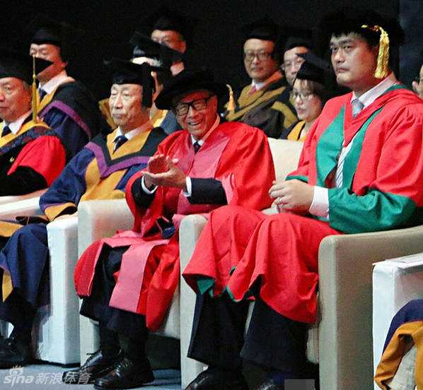 巨人牵手超人 姚明李嘉诚汕大同框送毕业祝福 合影环节结束后,李嘉诚先生兴致勃勃地与姚明单独交谈,姚明双手放在身前,身体微微前倾,以