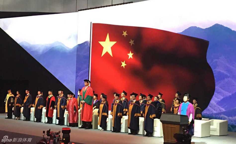 巨人牵手超人 姚明李嘉诚汕大同框送毕业祝福 在颁发