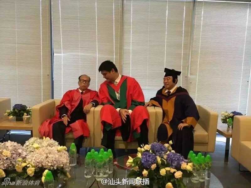巨人牵手超人 姚明李嘉诚汕大同框送毕业祝福 毕业典礼圆满礼成后,李嘉诚先生与姚明来到体育馆内与大批毕业生合影留念,两人在人群中露出灿烂的笑容,画面温馨而感人,为这届毕业生的大学时光画上了一个圆满的句号。