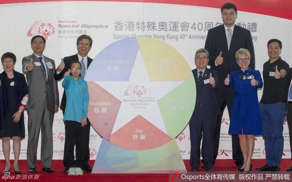巨人身影点亮关爱之光姚明香港助阵特奥四十载 在政府总部会面现场,姚明与国际特殊奥林匹克主席及香港官员交谈,他微微俯身倾听,展现出谦逊有礼的绅士风度。
