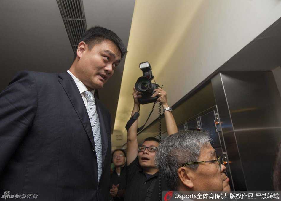 巨人身影点亮关爱之光姚明香港助阵特奥四十载 在启动仪式的尾声,姚明与众人合影留念,他稳居人群中仍如灯塔般醒目,象征着特奥运动指引希望的前行方向。