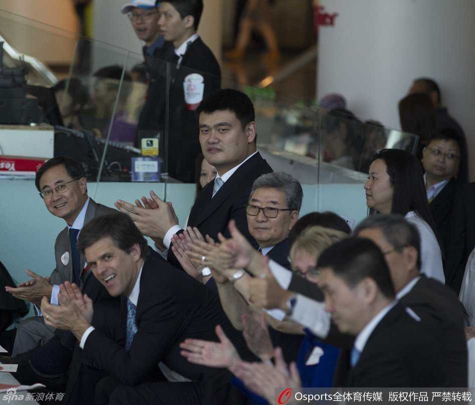 巨人身影点亮关爱之光姚明香港助阵特奥四十载 启动仪式上的温情时刻,姚明与香港特殊奥运会运动员代表亲切互动,他主动弯腰与轮椅上的运动员平视交流,画面感人至深。