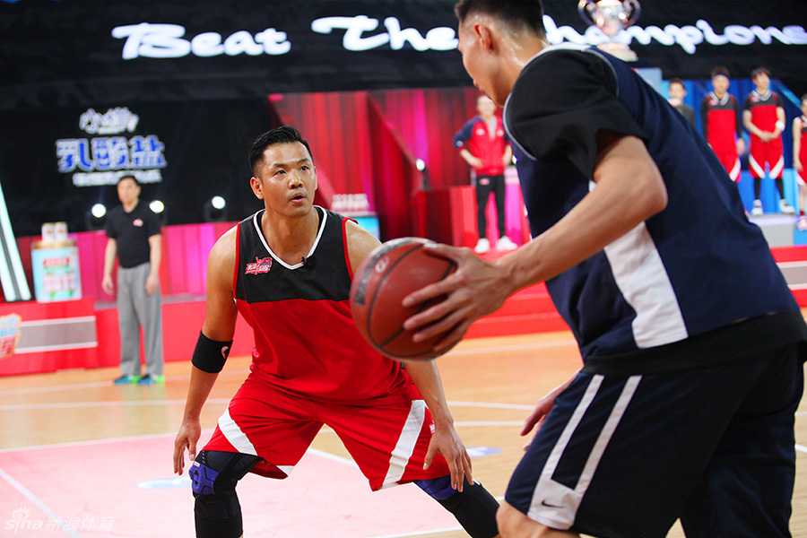 巨星联手欢乐无限 麦迪易建联荧屏首秀引爆篮球狂欢 易建联将Ella扛在肩上让她扣篮,展现了暖男一面,Ella在空中兴奋尖叫