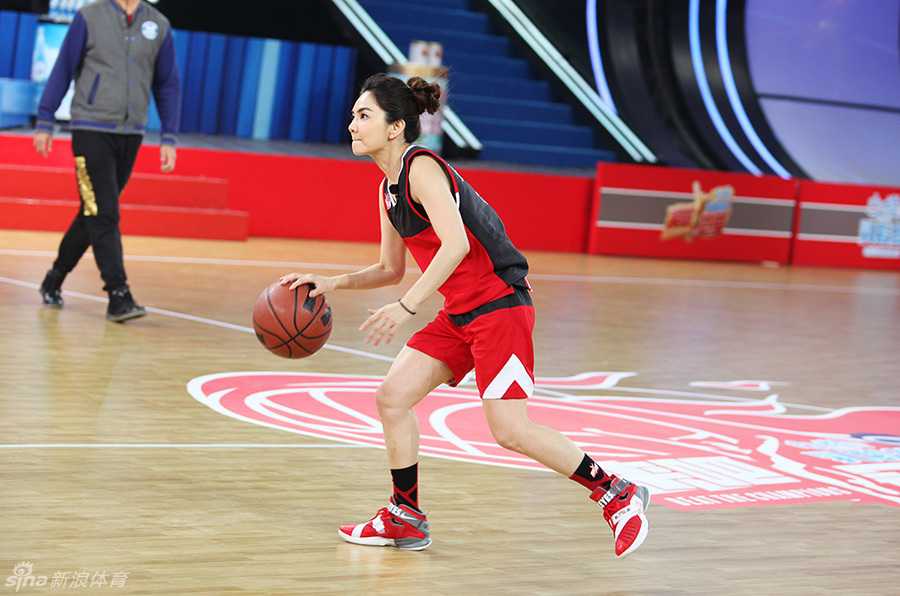 巨星联手欢乐无限 麦迪易建联荧屏首秀引爆篮球狂欢 何炅站在两位篮球巨人麦迪与易建联中间,悬殊的身高差形成最萌对比,画面充满喜感