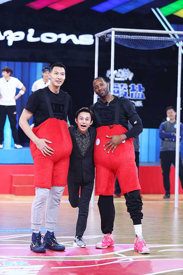 巨星联手欢乐无限 麦迪易建联荧屏首秀引爆篮球狂欢 贾乃亮张开双臂对麦迪进行贴身紧逼防守,表情严肃认真,上演牛皮糖式防守