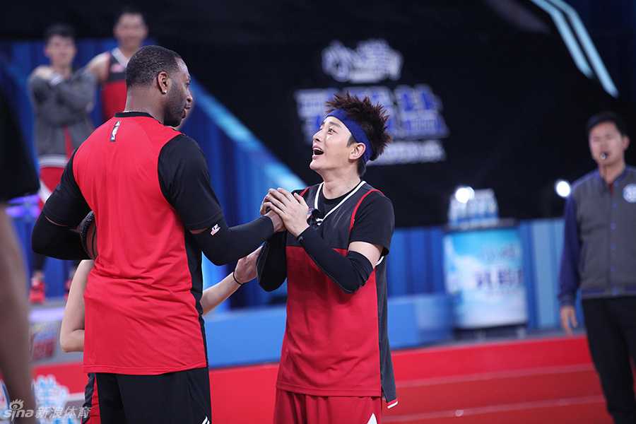 巨星联手欢乐无限 麦迪易建联荧屏首秀引爆篮球狂欢 何炅站在麦迪与易建联中间开心主持,三人同框再现最萌身高差,气氛轻松愉快