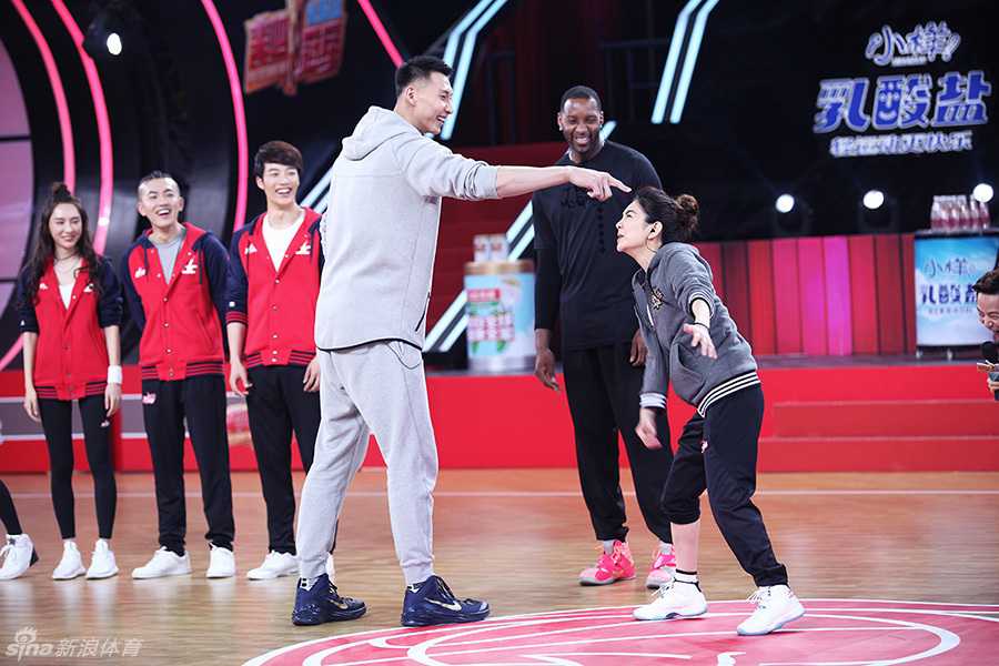 巨星联手欢乐无限 麦迪易建联荧屏首秀引爆篮球狂欢 综艺现场麦迪与易建联组成冠军队,两人神情专注自信满满,准备迎接明星队的挑战