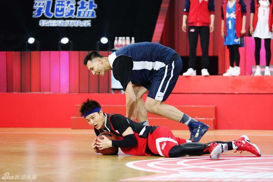 巨星联手欢乐无限 麦迪易建联荧屏首秀引爆篮球狂欢 麦迪在比赛中露出搞怪表情,咧嘴大笑卖萌,展现球场下顽皮大男孩的一面