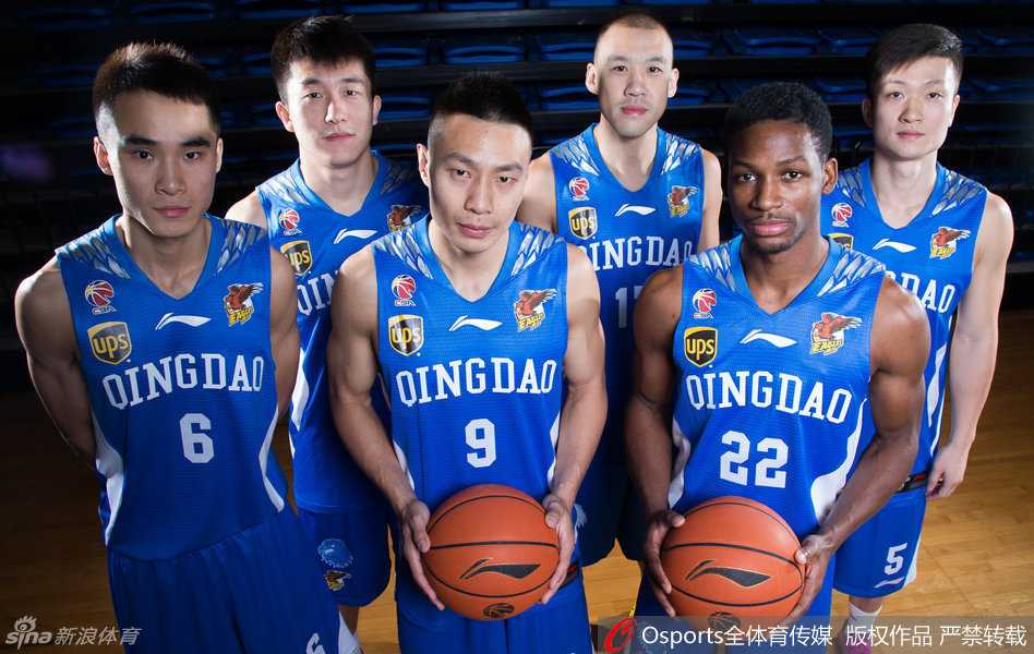 巩晓彬挂帅青岛双星:那支“巩家军”的江湖往事 全队上下团结一心,在巩晓彬的带领下,这支青岛双星队已经准备好迎接任何挑战,记录下这经典的瞬间。