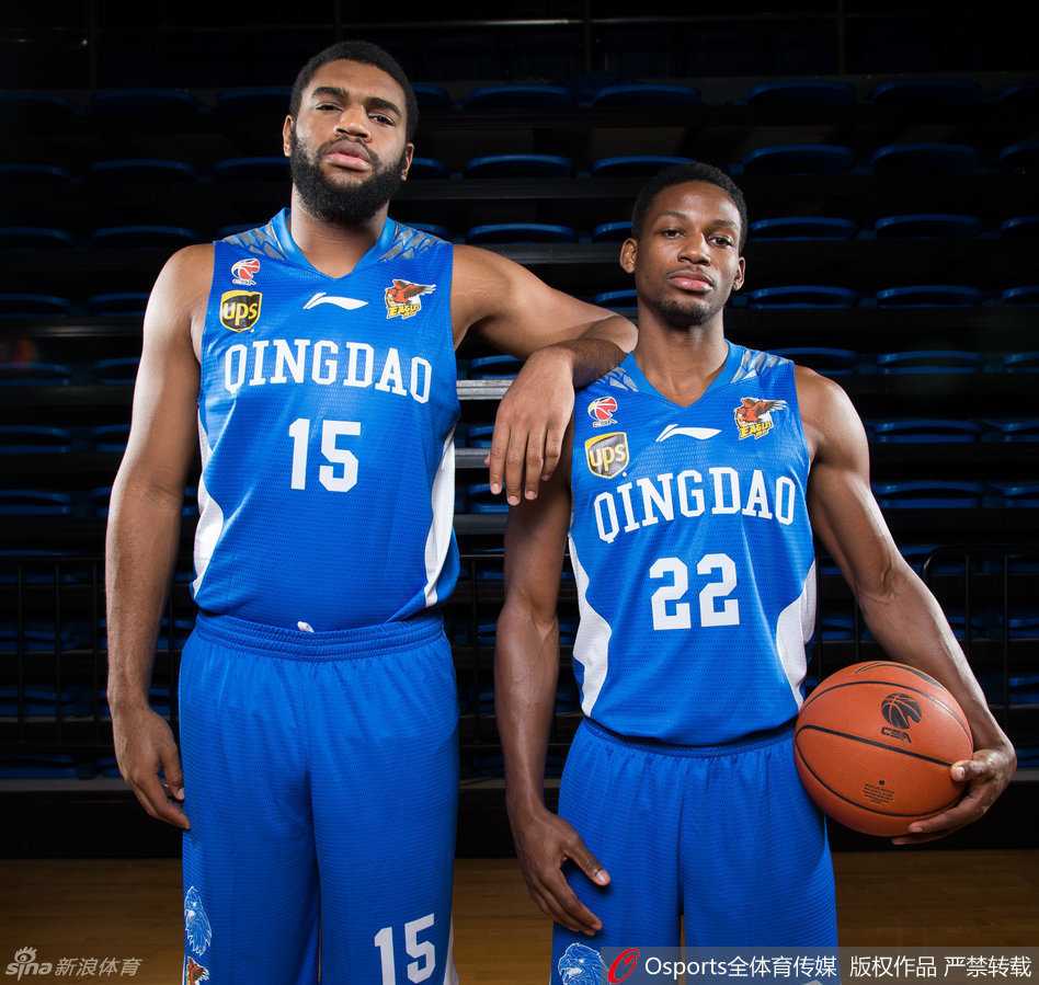 巩晓彬挂帅青岛双星:那支“巩家军”的江湖往事 球员们围在一起击掌鼓劲,吉布森、张骋宇、罗旭东等后场球员神情专注,团队的凝聚力在这一刻彰显。