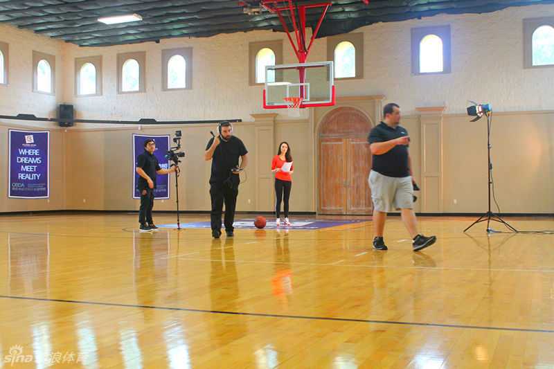 巴特尔倾情助阵篮球少年,真人秀拍摄现场直击“移动长城”的导师风采 在聚光灯的照耀下,巴特尔亲自上阵做动作示范,他庞大的身躯却展现出惊人的协调性,为身旁的小球员们完美诠释了篮球技艺的力量与美感。