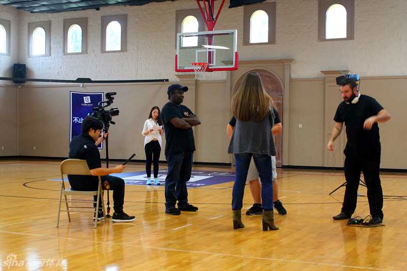 巴特尔倾情助阵篮球少年,真人秀拍摄现场直击“移动长城”的导师风采 拍摄间隙,巴特尔与身边的工作人员低下头,对着剧本或战术板认真地商讨着每一个微小的细节,力求在节目中呈现出最真实的教学效果。