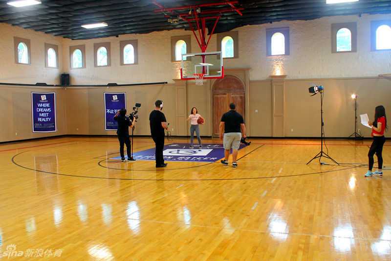 巴特尔倾情助阵篮球少年,真人秀拍摄现场直击“移动长城”的导师风采 巴特尔目光如炬,全神贯注地盯着场上的小球员们,即使在非拍摄时间,他也在认真观察孩子们的每一个动作,随时准备给予最及时的指导与鼓励。