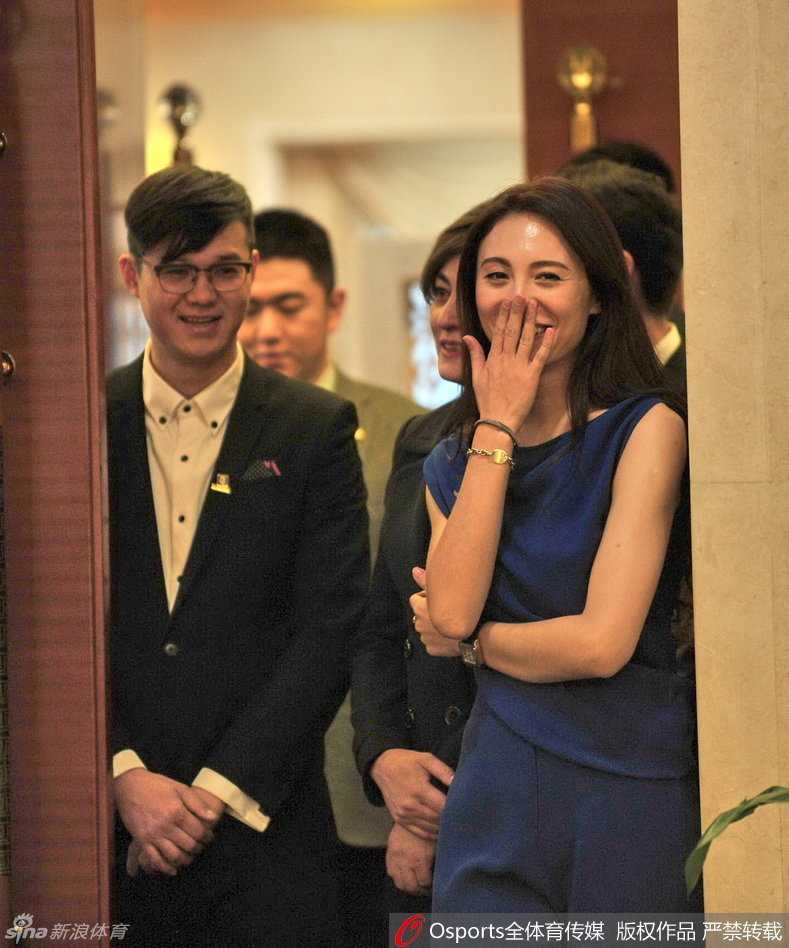 巴特尔携女亮相乌鲁木齐,开启青少年篮球新篇章 巴特尔的女儿迪菲一袭优雅蓝裙亮相,在麦克风前侃侃而谈,干练的气质与亮丽的外表成为发布会上一道独特的风景线。