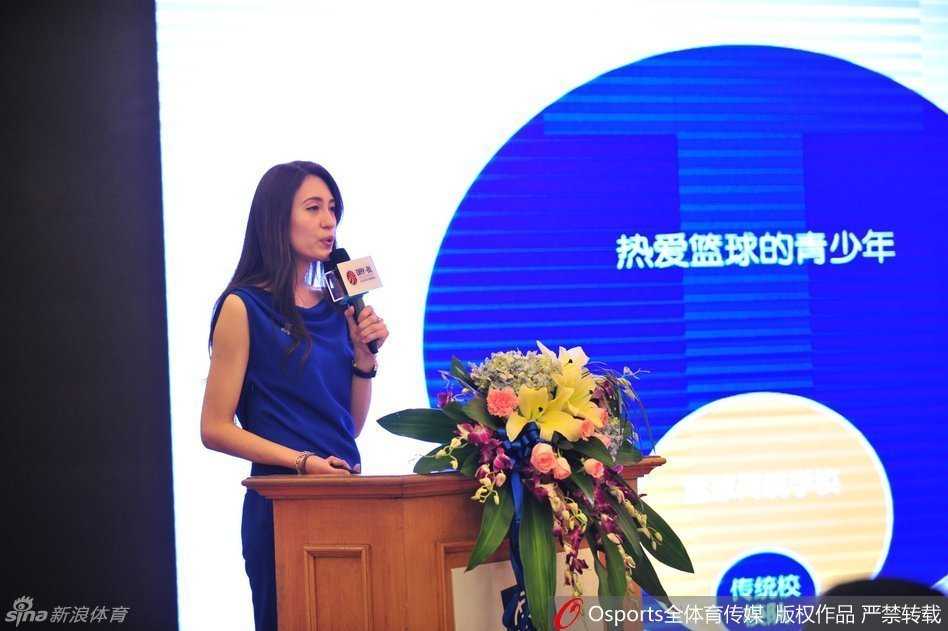 巴特尔携女亮相乌鲁木齐,开启青少年篮球新篇章 巴特尔侧身倾听嘉宾发言,面露专注神色,标志性的魁梧身材在会场灯光下显得格外沉稳可靠。