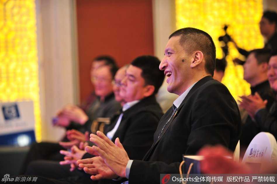 巴特尔携女亮相乌鲁木齐,开启青少年篮球新篇章 巴特尔在发布会台上笑得开怀,眼神中满是对青少年篮球未来的憧憬,身后的背景板宣告着新赛事的启航。