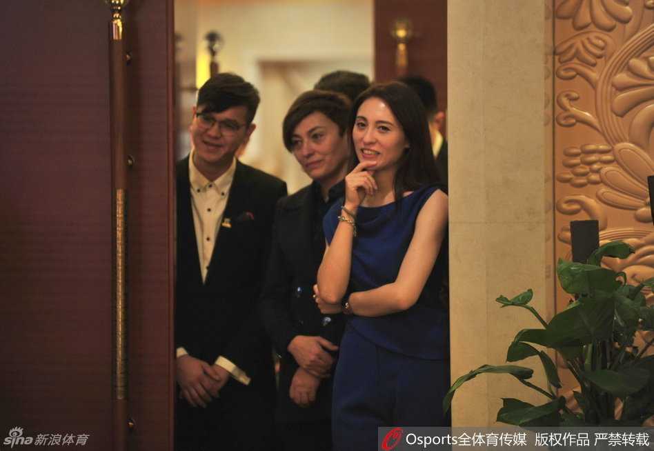 巴特尔携女亮相乌鲁木齐,开启青少年篮球新篇章 发布会启动仪式上,巴特尔与嘉宾共同按下启动按钮,身后大屏幕光芒四射,标志着新疆青少年篮球赛事正式拉开帷幕。