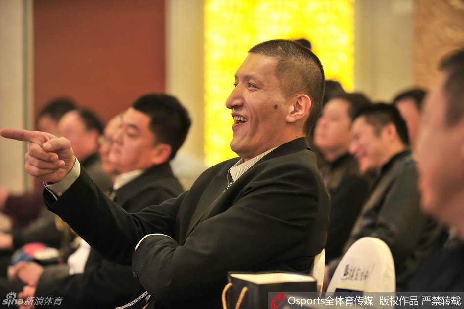 巴特尔携女亮相乌鲁木齐,开启青少年篮球新篇章 巴特尔与爱女迪菲在会场一角并肩而立,两人相视而笑,父女情深与事业传承的温馨感在这一刻自然流露。