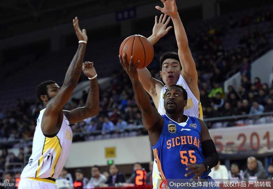 巴蒂斯塔力劈华山,林志杰奋不顾身,那些年CBA的热血瞬间 霍尔曼在对手头顶上演左手大力暴扣,展现绝对力量